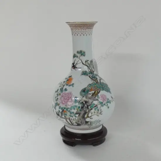 CHINESE QIANLONG STYLE FAMILLE ROSE VASE ON STAND H.260mm