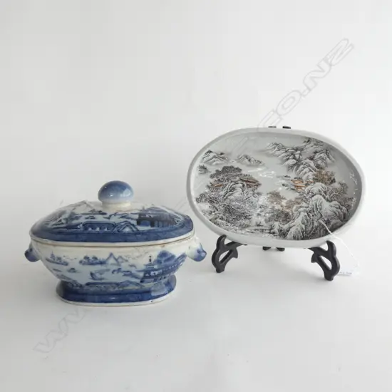 B/W TUREEN + CHINESE PLATE w. STAND L.225mm