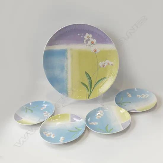 1 LARGE 4 SMALL HANKOOK PORCELAIN DISHES BOXED