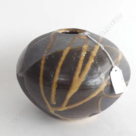 BRIAN GARTSIDE POTTERY VASE H. 170 INCISDED ON BASE 'BG RAMARAMA NZ'