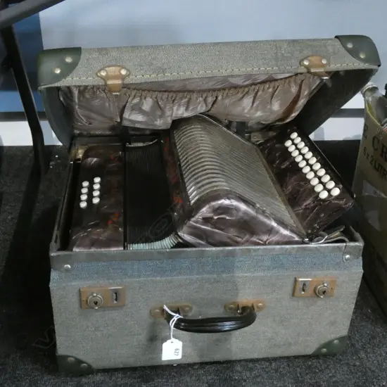 VINTAGE HOHNER 'CORSO' ACCORDION IN CASE