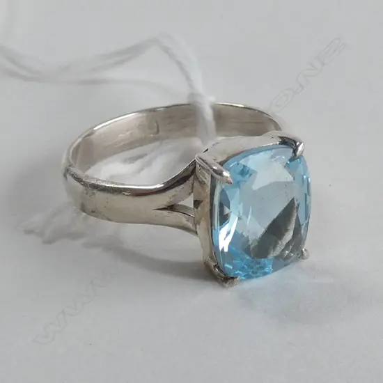 BLUE TOPAZ RING SET IN 925 SILVER 