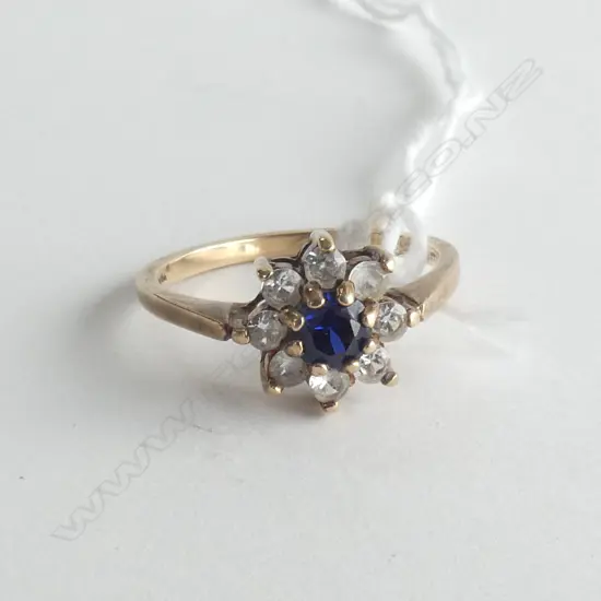 9CT GOLD SYNTHETIC BLUE & WHITE STONES DRESS RING