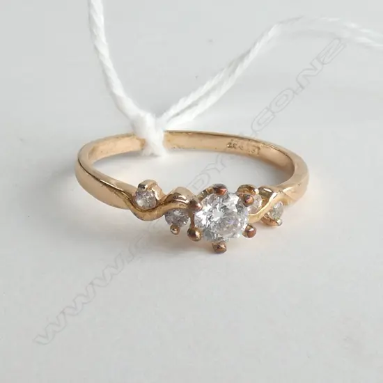 9CT GOLD & CZ RING 