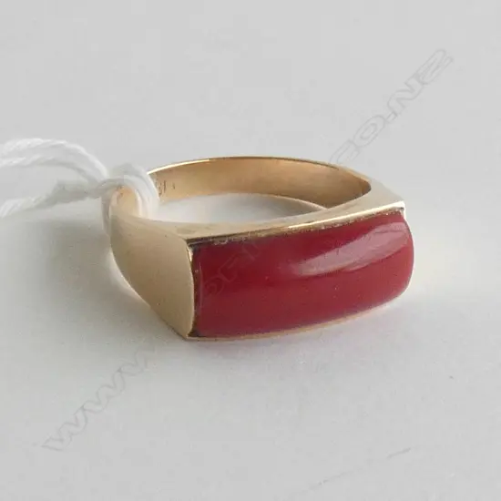 (17985) 18CT & CORAL SIGNET TYPE RING