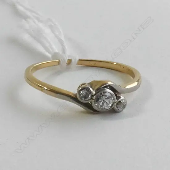 (17754) 18CT 3 STONE DIAMOND RING 2.3 GMS