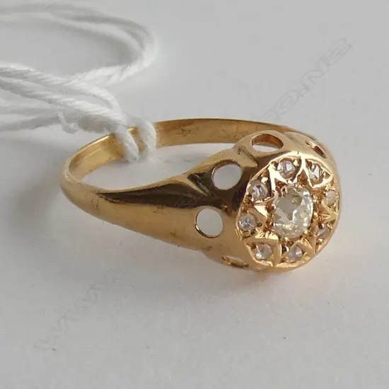 VICTORIAN 18ct GOLD RING w OLD CUT DIAMOND SURROUNDED BY 8 MINE CUT DIAMONDS