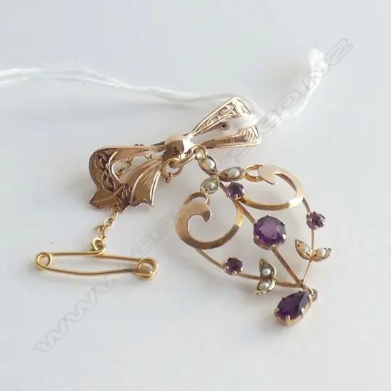 (17951) EDW 9CT AMETHYST & SEED PEARL PENDANT ON BOW