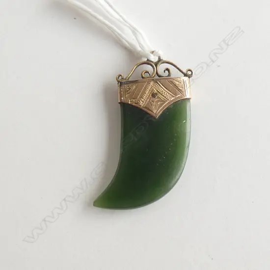 C1900 9CT & POUNAMU PENDANT TOOTH/BEAK FORM