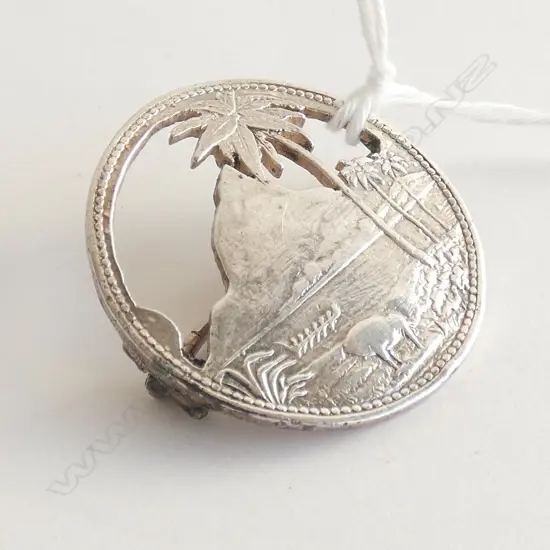 (17951).VINTAGE NZ SILVER BROOCH COASTAL MOUNTAIN
