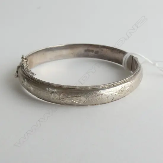 SILVER HINGED BANGLE ENGREAVED 