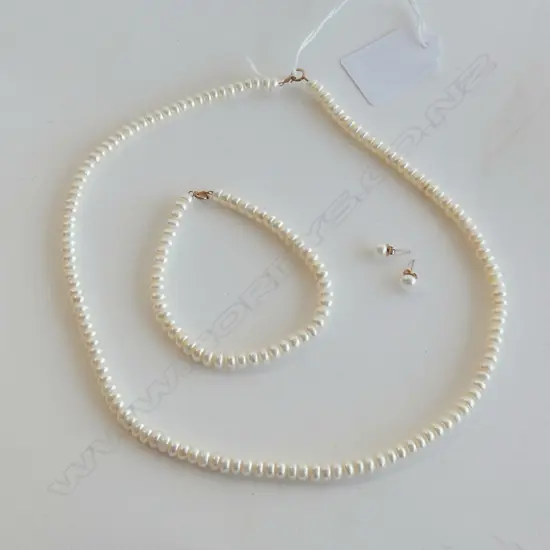 SINGLE STRAND 10CT GOLD &  PEARL NECKLACE, BRACELET & PAIR OF STUD EARRINGS