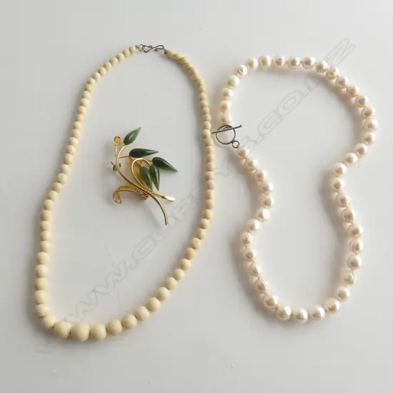 PEARL NECKLACE/BONE NECKLACE/GREENSTONE BROOCH (AF)