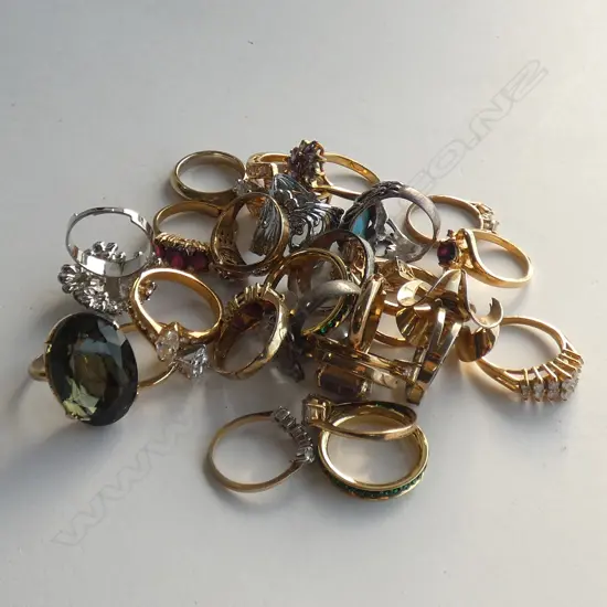 BAG OF COSTUME RINGS INCLUDES SILVER