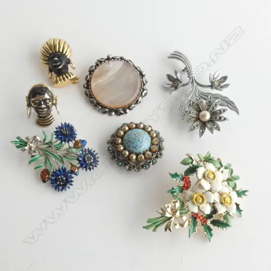 BAG ASST ENAMEL & COSTUME BROOCHES