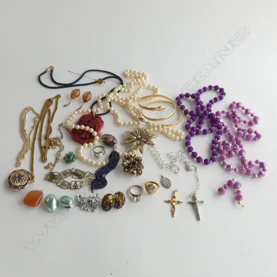 ASSORTED COSTUME JEWELLERY