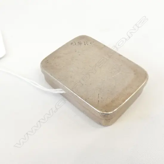 LONDON 1911 SILVER VESTA BOX. STRIKER TO BASE 38gms