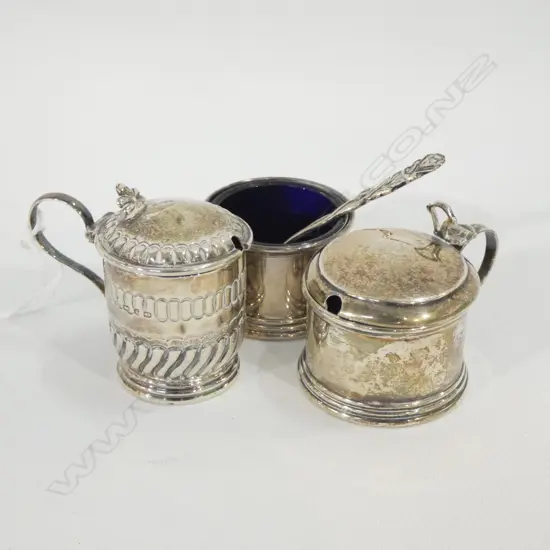 3 STG & BLUE GLASS CONDIMENTS + SPOON 58 GRAMS 