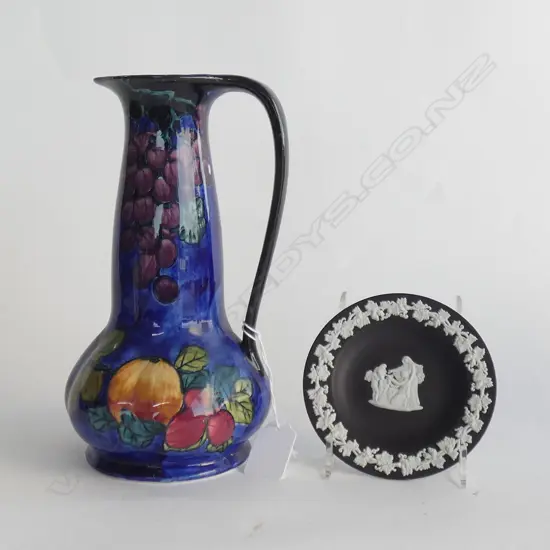 (17999) TITIAN WARE POTTERY FX ABRAHAM HAND PAINTED JUG (H 225) + SM WW BLACK JASPERWARE PLATE (DIA  110MM)