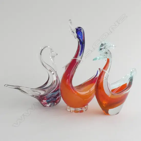 THREE ASST ART GLASS BIRDS H. 250MM 