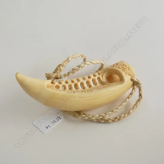 CARVED WHALE'S TOOTH REI PUTA 