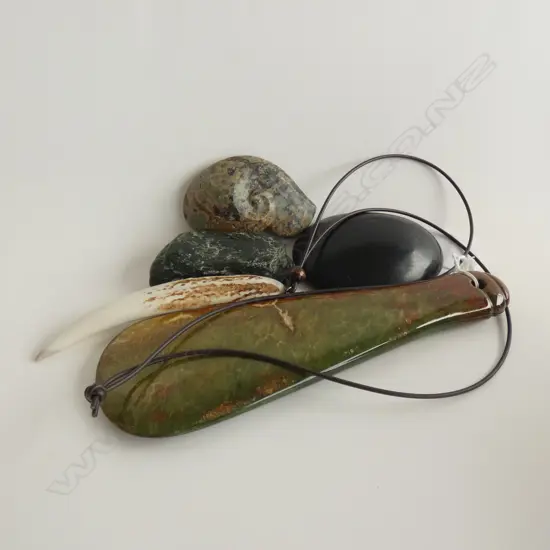 SMALL POUNAMU MERE, CARVED BOWENITE & ARGILLITE; &  ANTLER PENDANT (5)