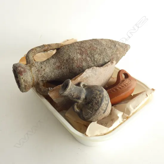 SELECTION OF ANTIQUARIAN FINDS, FRAGMENTS, AMPHORA & REPLICA OIL LAMP