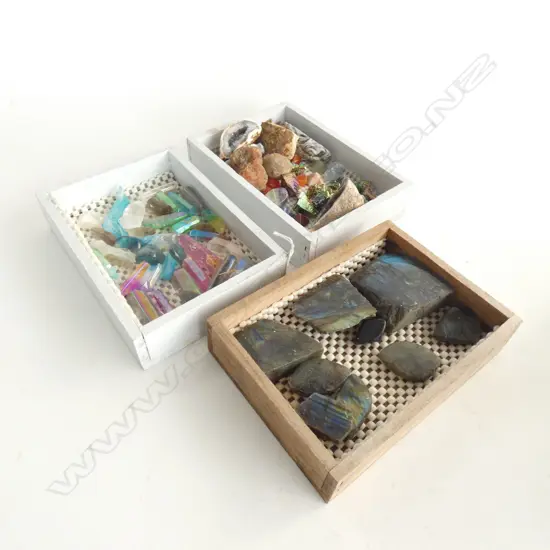 3 TRAYS ASST. COLOURED STONES, CRYSTALS, LABRADORITE, AGATES ETC