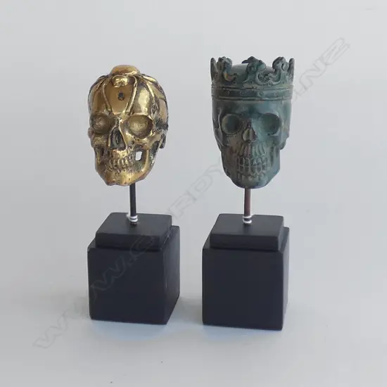 2 METAL SKULLS ON STANDS H 170MM