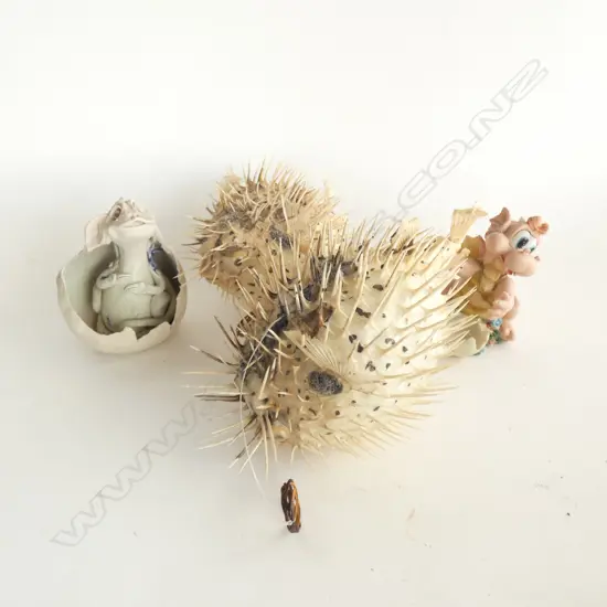 BOX LOT 2 PUFFER FISH + 2 CERAMIC DRAGONS