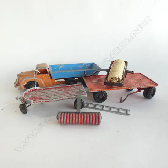 VINTAGE DIE CAST TIP TRUCK (L  310MM) & 2 FLAT BED TRAILERS, 2 ROLLER ATTACHMENTS & LADDER (SOME AGE WEAR TO PAINT)