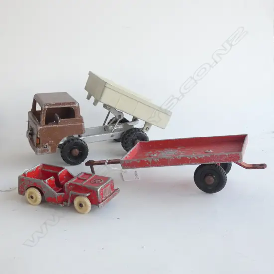 (17811) 3 FUN HO DIE CAST TOYS; 323 JEEP, 806 TIP TRUCK & RED FLAT BED TAILER (L 260MM) (SOME AGE WEAR TO PAINT)