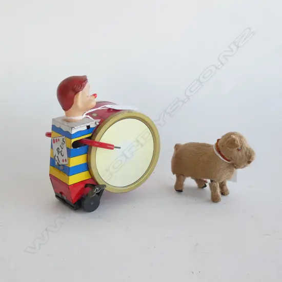 TIN PLATE CIRCUS DRUMMER (H.150MM) & OLD WIND UP TERRIER DOG (L 110MM) + KEY 