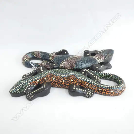 PR HAND CARVED ABORIGINAL PAINTED LIZARDS L.250mm