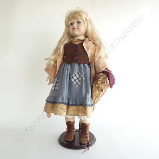 LG HILLVIEW LANE PORCELAIN DOLL ON WOODEN STAND H. 670MM