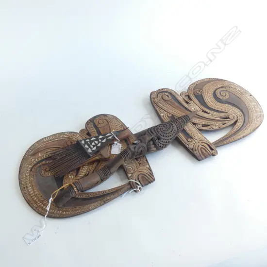 LG WOODEN CARVING (L 720MM) + 1 SM (L 455MM) & 2 PACIFIC ISLAND COMBS