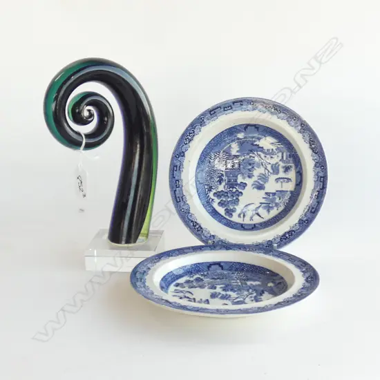 GLASS ART KORU + 2 SMALL WEDGWOOD B/W WILLOW SAUCERS 180mm dia
