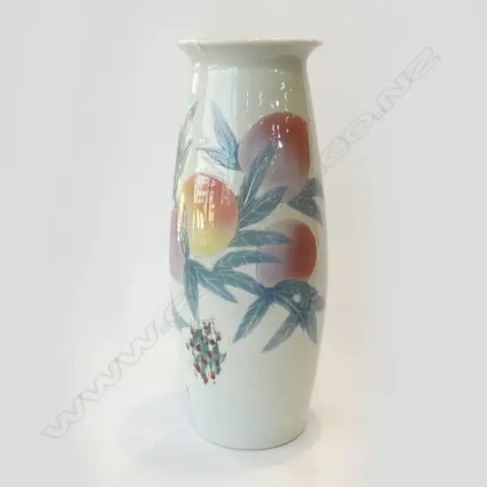CHINESE PORCELAIN VASE w. PEACHES H.470mm