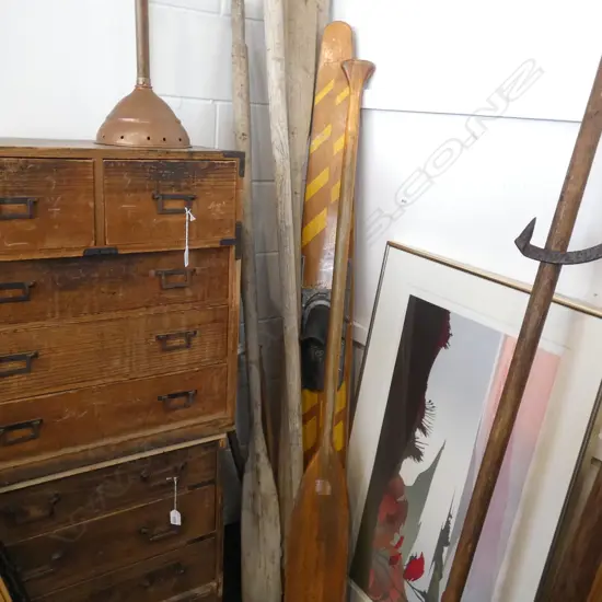 5 VINTAGE OARS L.1940mm + A WATER SKI & PAIR WOODEN CRUTCHES AF