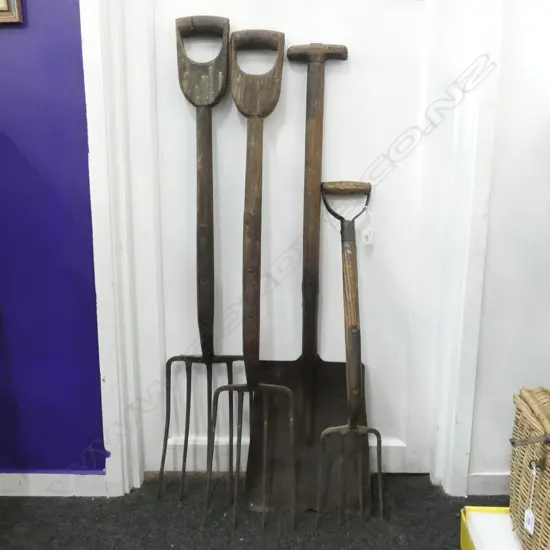 4 VINTAGE GARDEN TOOLS; SPADE & 3 HOES