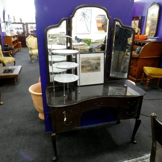 QUEEN ANNE STYLE DRESSING TABLE w. 3 PART MIRROR