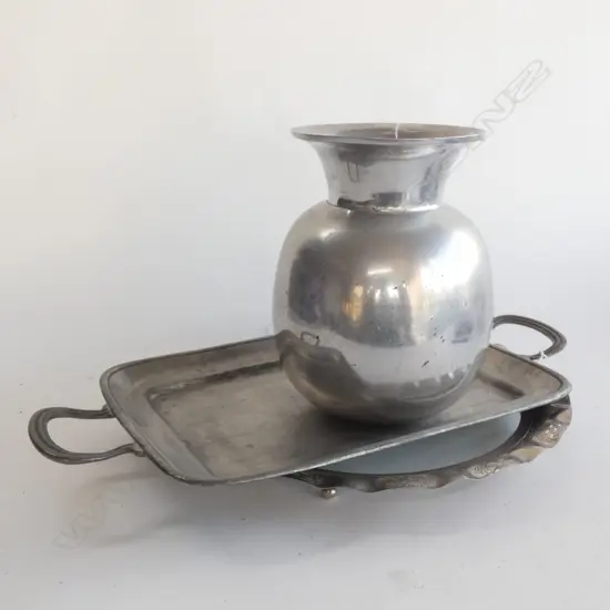 2 METAL TRAYS & VASE H250MM