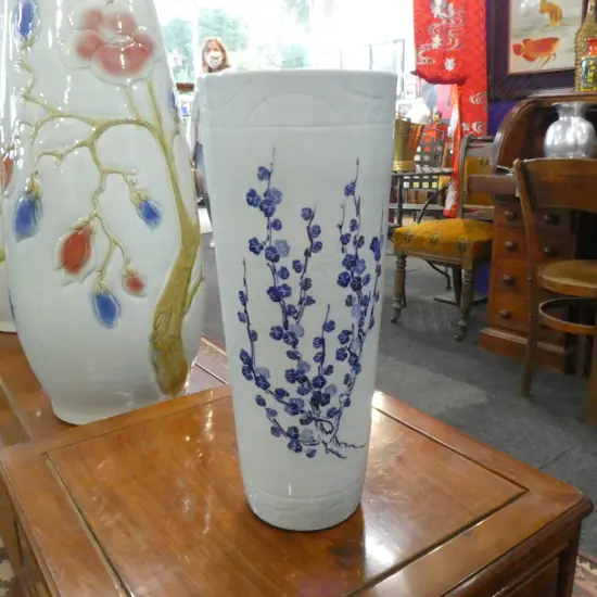CHINESE PORCELAIN VASE w. BLUE PRUNUS DESIGN H.460mm
