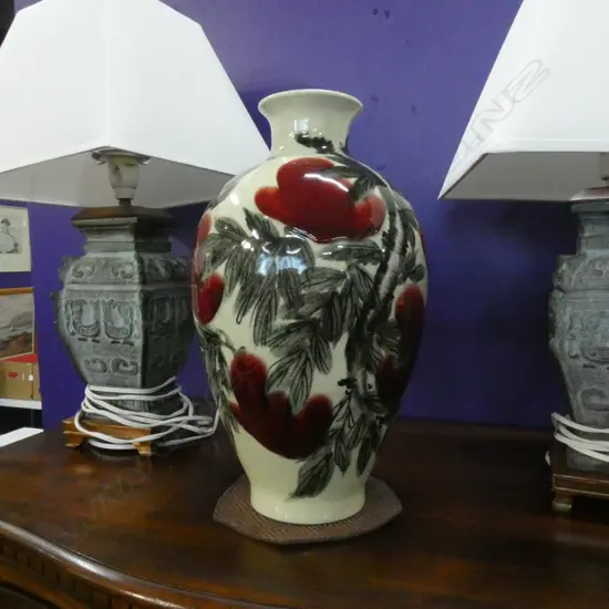 CHINESE PORCELAIN VASE w. RED GLAZED PEACHES H.330mm