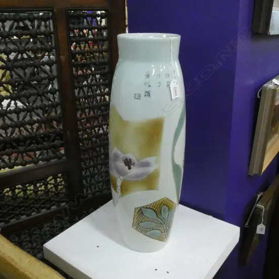 TALL CHINESE PORCELAIN VASE w. FLOWERS H.470mm 