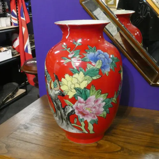CHINESE PORCELAIN VASE w. FLORAL SCENE & RED GROUND H.290mm