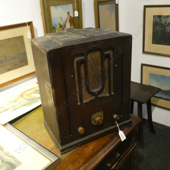 VINTAGE 'COLONIAL' RADIO H.380mm
