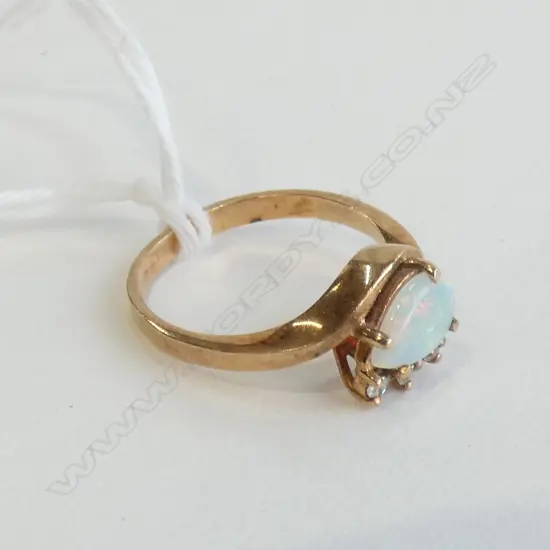 9CT OPAL RING w 3 DIAMONDS 2.5 GRAMS