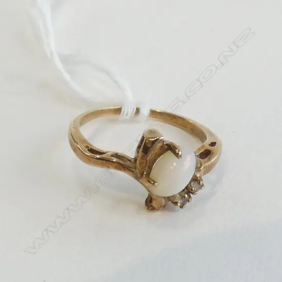 10K GOLD & OPAL CABOCHON RING
