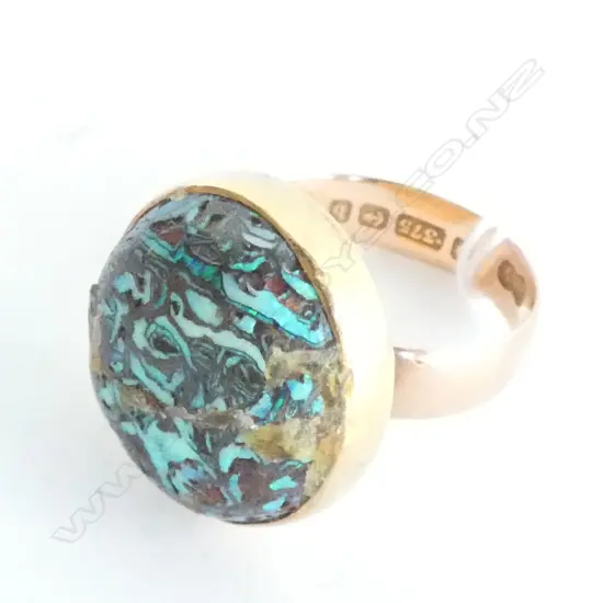 OLD QUARTZ ? OPAL RING SET ON A 9ct ROSE GOLD BAND, 8.2gm
